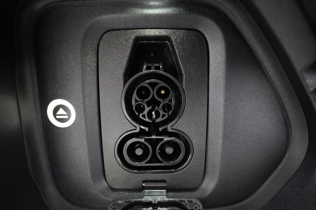 2025 Rivian R1S — photo 8 of 27