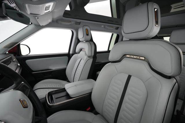 2025 Rivian R1S — photo 3 of 27