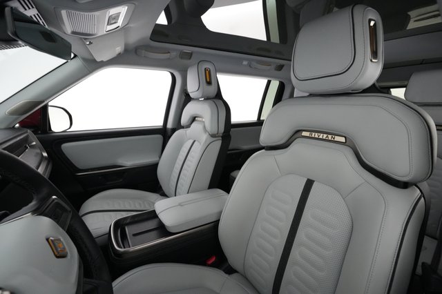 2025 Rivian R1S — photo 3 of 27