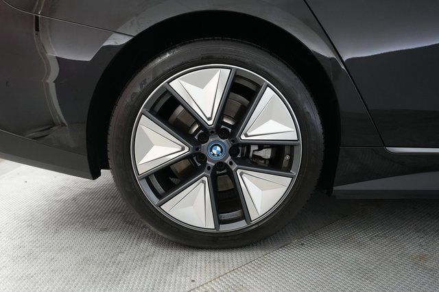 2023 BMW i4 — photo 17 of 23