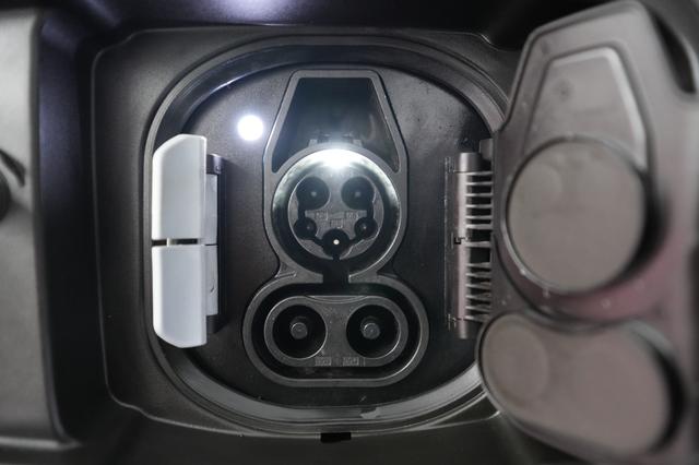 2023 BMW i4 — photo 8 of 23
