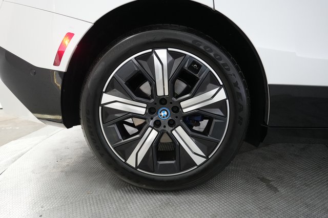2024 BMW iX — photo 17 of 26