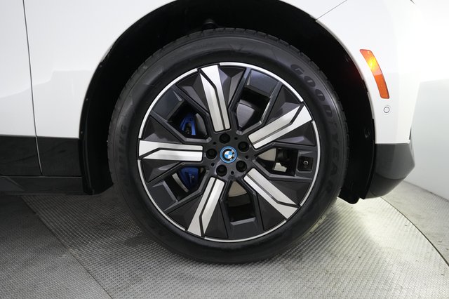 2024 BMW iX — photo 16 of 26