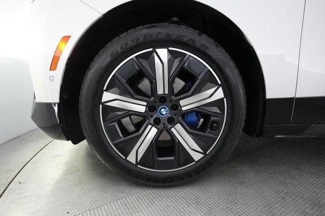 2024 BMW iX — photo 15 of 26
