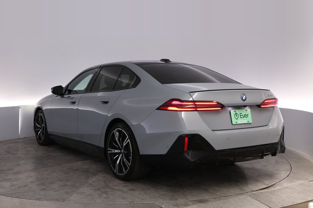2024 BMW i5 — photo 13 of 23