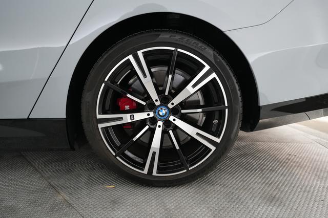 2024 BMW i5 — photo 7 of 23
