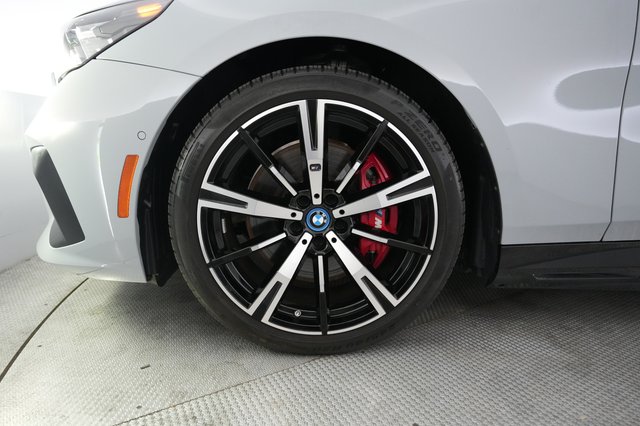 2024 BMW i5 — photo 15 of 23