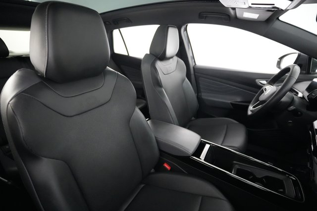 2023 Volkswagen ID.4 — photo 18 of 27