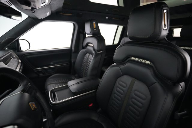 2023 Rivian R1S — photo 3 of 27