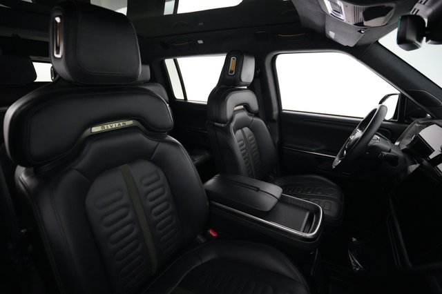 2023 Rivian R1S — photo 18 of 27
