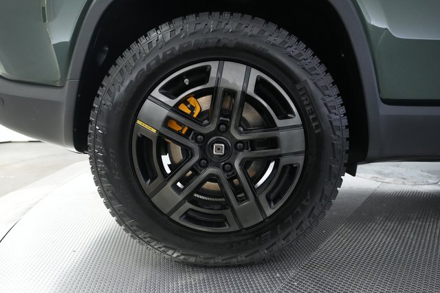 2023 Rivian R1S — photo 17 of 27