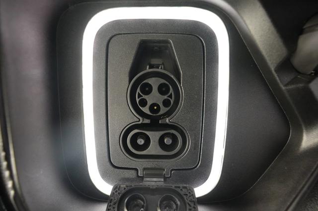 2023 Rivian R1S — photo 8 of 27