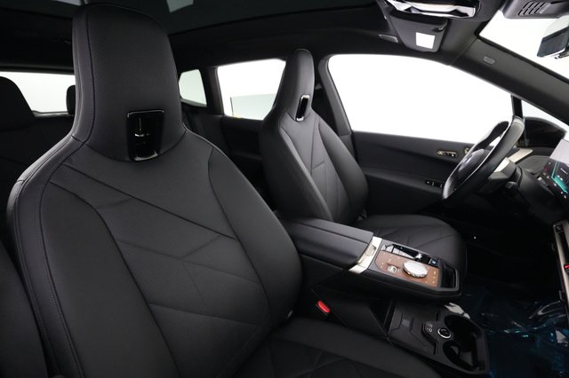 2023 BMW iX — photo 18 of 23