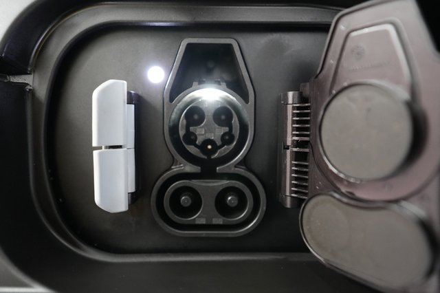 2023 BMW iX — photo 8 of 23