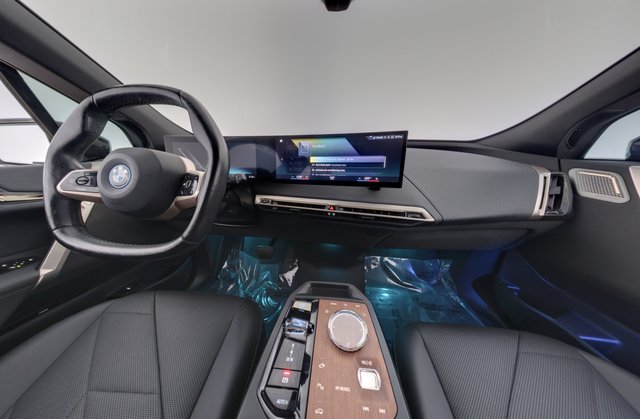 2023 BMW iX — photo 21 of 23