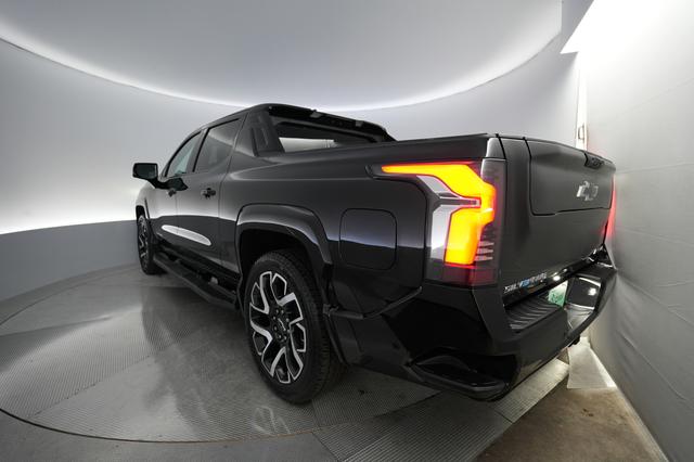 2024 Chevrolet Silverado EV — photo 2 of 18