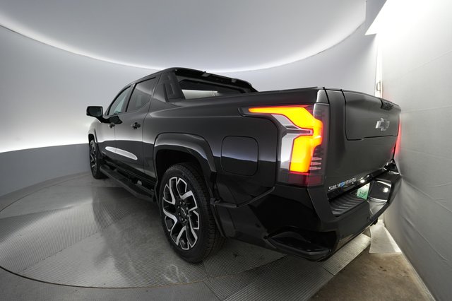2024 Chevrolet Silverado EV — photo 2 of 18