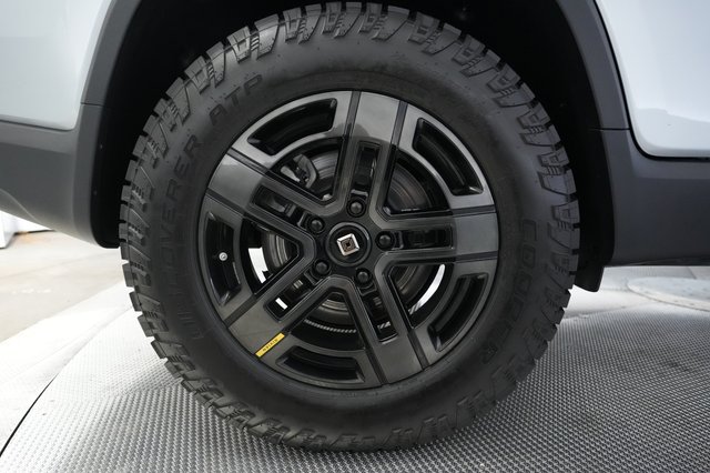 2024 Rivian R1T — photo 17 of 27