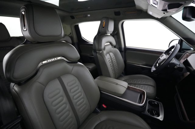 2024 Rivian R1T — photo 18 of 27