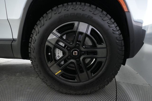 2024 Rivian R1T — photo 16 of 27