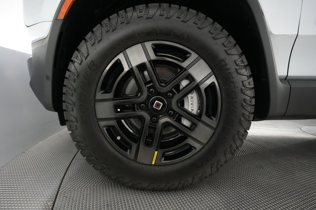2024 Rivian R1T — photo 15 of 27