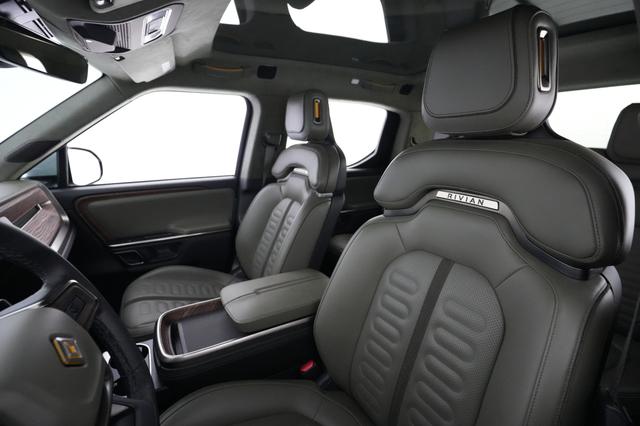 2024 Rivian R1T — photo 3 of 27