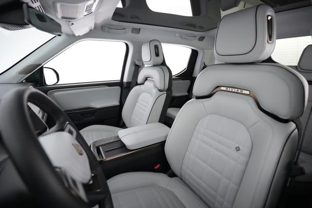2025 Rivian R1T — photo 3 of 22