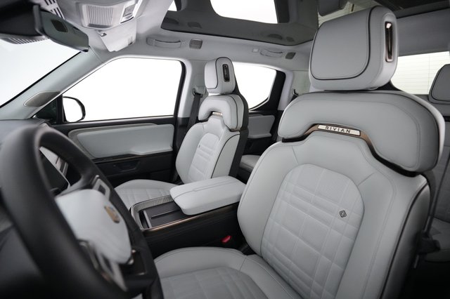 2025 Rivian R1T — photo 3 of 22