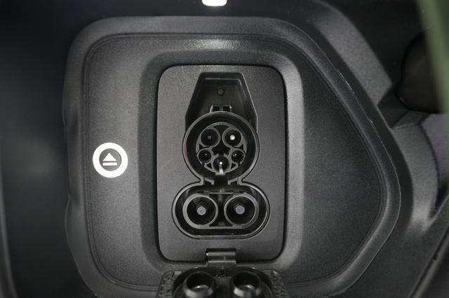 2025 Rivian R1T — photo 8 of 22