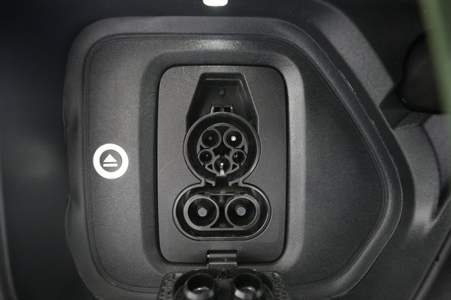2025 Rivian R1T — photo 8 of 22