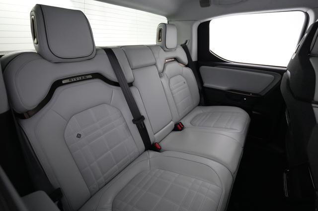 2025 Rivian R1T — photo 4 of 22