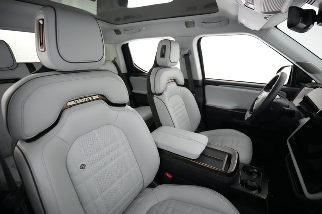 2025 Rivian R1T — photo 18 of 22