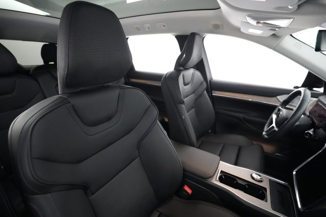 2025 Volvo EX90 — photo 18 of 24