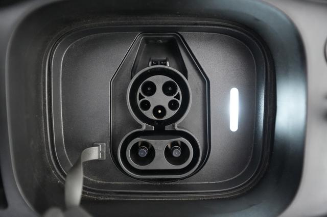 2025 Volvo EX90 — photo 8 of 24