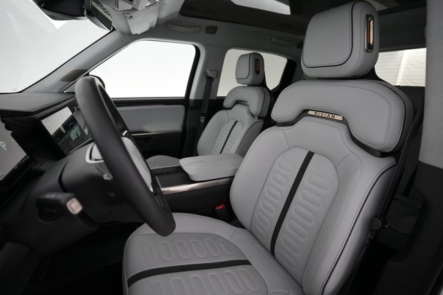 2023 Rivian R1T — photo 3 of 21