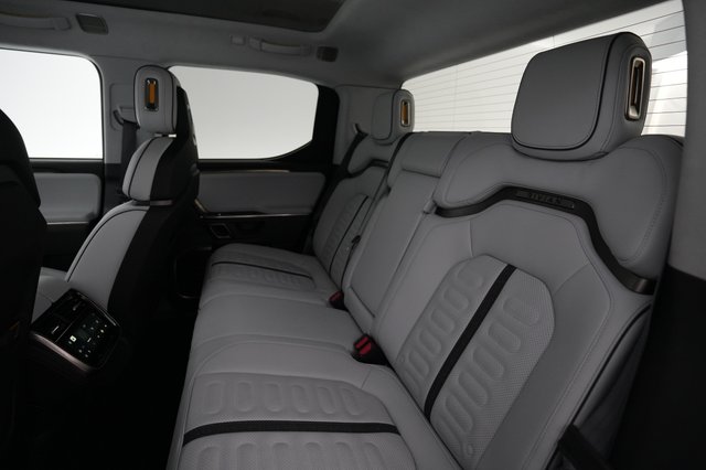 2023 Rivian R1T — photo 19 of 21