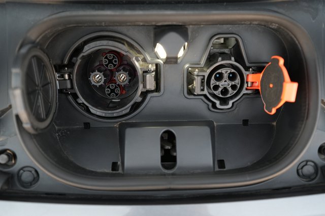 2023 Nissan LEAF — photo 8 of 23