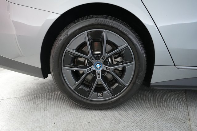 2022 BMW i4 — photo 17 of 25