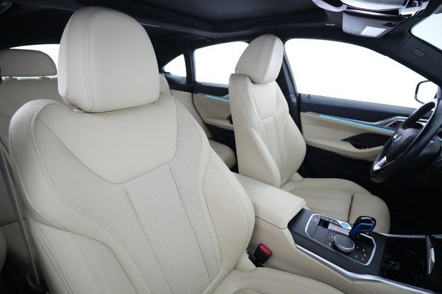 2022 BMW i4 — photo 18 of 25