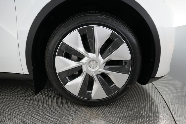 2023 Tesla Model Y — photo 16 of 26