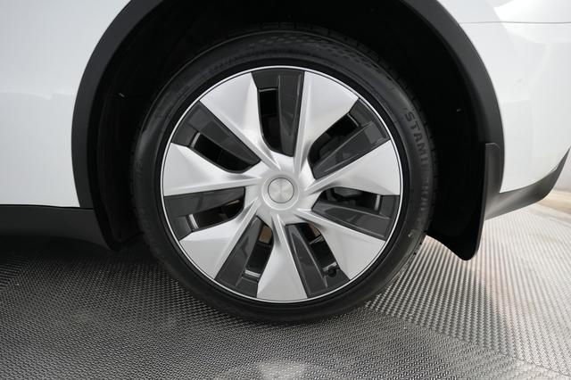 2023 Tesla Model Y — photo 7 of 26
