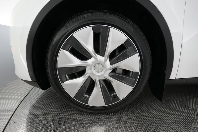 2023 Tesla Model Y — photo 15 of 26