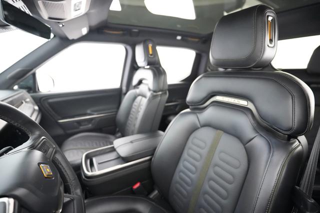 2025 Rivian R1T — photo 3 of 25