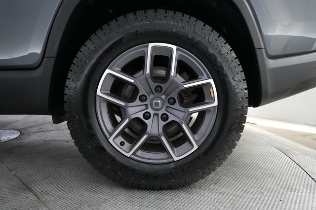 2025 Rivian R1T — photo 7 of 25