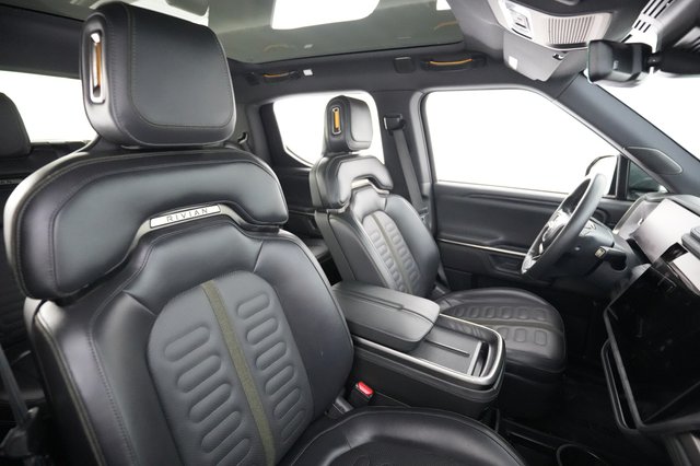 2025 Rivian R1T — photo 18 of 25