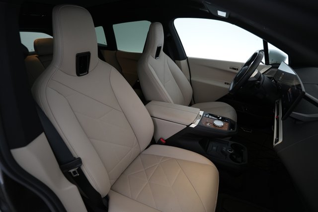 2023 BMW iX — photo 18 of 25