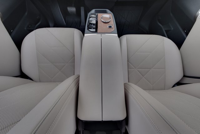 2023 BMW iX — photo 22 of 25