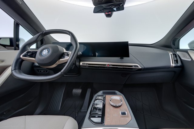 2023 BMW iX — photo 21 of 25
