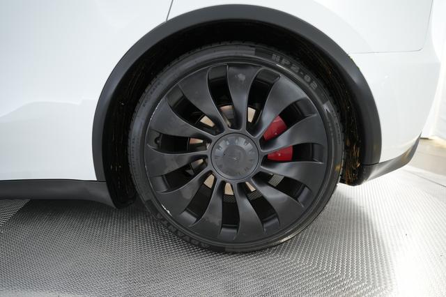 2023 Tesla Model Y — photo 7 of 28