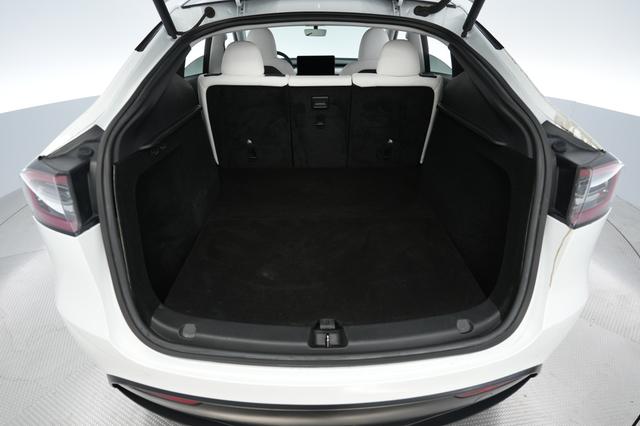 2023 Tesla Model Y — photo 6 of 28